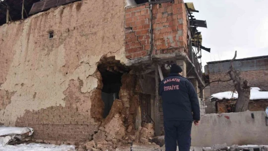 Eriyen kar sonrası kerpiç evin duvarı çöktü