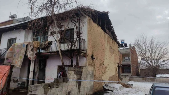 Eriyen kar sonrası kerpiç evin duvarı çöktü