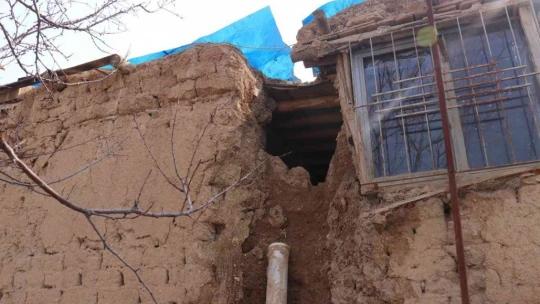 Kerpiç evin duvarı çöktü