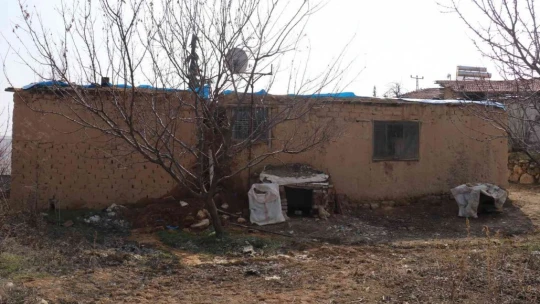 Kerpiç evin duvarı çöktü