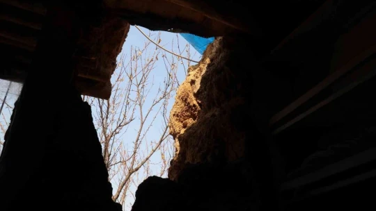 Kerpiç evin duvarı çöktü