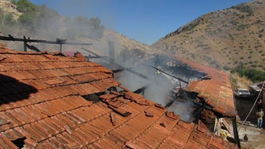 Doğanşehir'de bir ev ve samanlık yandı
