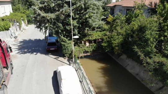 Evine 43 yıldır kendi yaptığı köprüden ulaşıyor