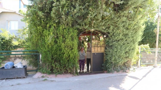Evine 43 yıldır kendi yaptığı köprüden ulaşıyor