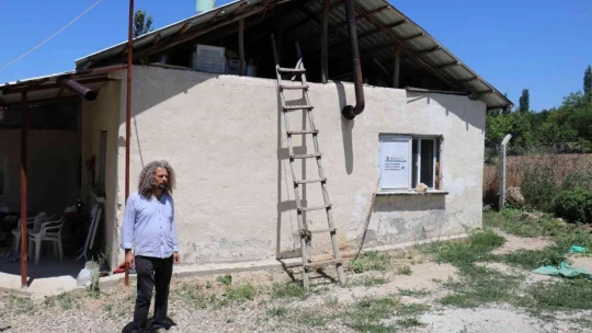 Evinde yıllardır bağlama yapıyor