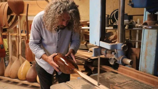 Evinde yıllardır bağlama yapıyor