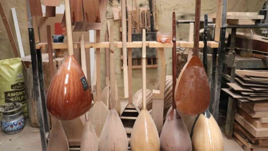 Evinde yıllardır bağlama yapıyor