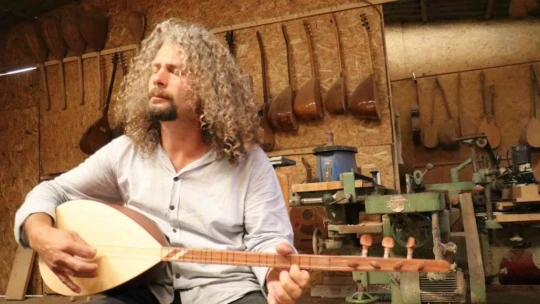 Evinde yıllardır bağlama yapıyor