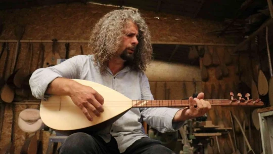 Evinde yıllardır bağlama yapıyor