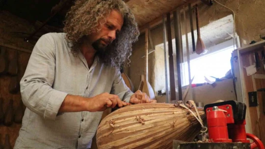 Evinde yıllardır bağlama yapıyor