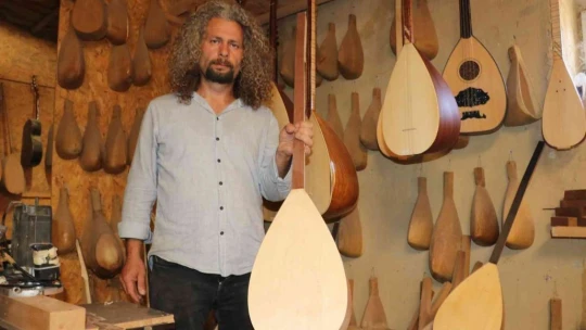 Evinde yıllardır bağlama yapıyor