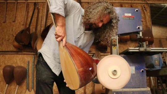 Evinde yıllardır bağlama yapıyor