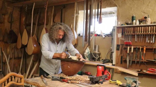 Evinde yıllardır bağlama yapıyor