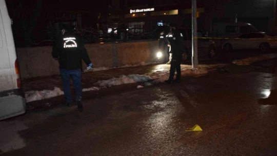 İşadamı evinin önünde silahlı saldırıya uğradı
