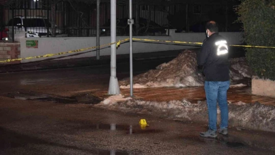 İşadamı evinin önünde silahlı saldırıya uğradı