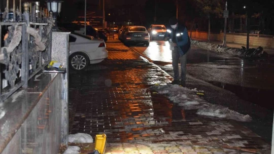 İşadamı evinin önünde silahlı saldırıya uğradı