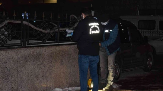 İşadamı evinin önünde silahlı saldırıya uğradı