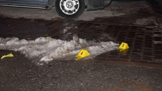 İşadamı evinin önünde silahlı saldırıya uğradı