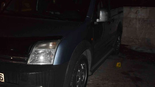 İşadamı evinin önünde silahlı saldırıya uğradı