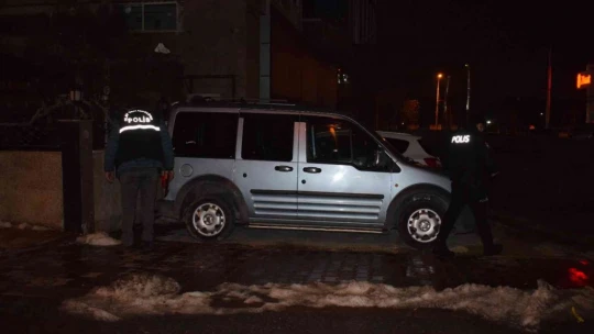 İşadamı evinin önünde silahlı saldırıya uğradı