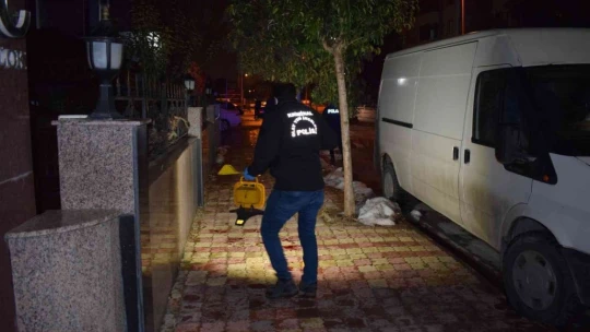 İşadamı evinin önünde silahlı saldırıya uğradı