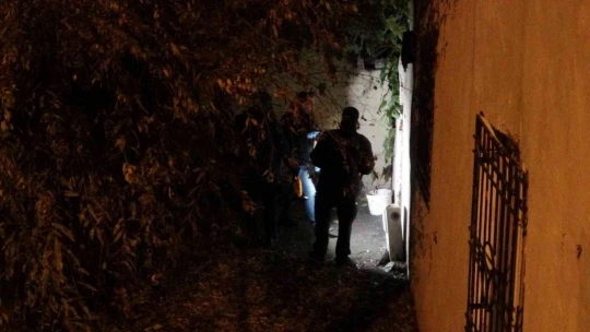 Evinin önünde silahlı saldırıya uğradı