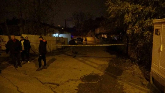 Evinin önünde silahlı saldırıya uğradı