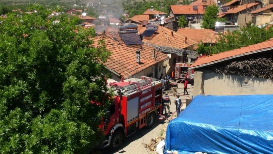 Evsa, evinin yanışını gözyaşı içerisinde izledi