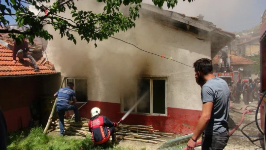 Evsa, evinin yanışını gözyaşı içerisinde izledi