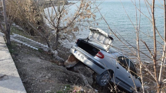 Faciayı yol kenarındaki kayalar önledi: 3 kişi ölümden döndü
