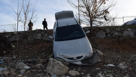 Faciayı yol kenarındaki kayalar önledi: 3 kişi ölümden döndü