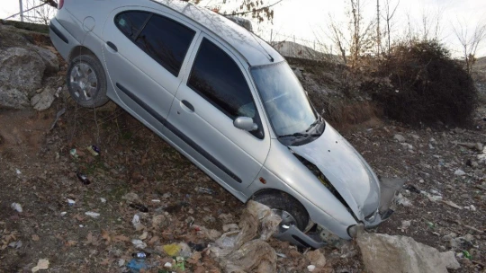 Faciayı yol kenarındaki kayalar önledi: 3 kişi ölümden döndü
