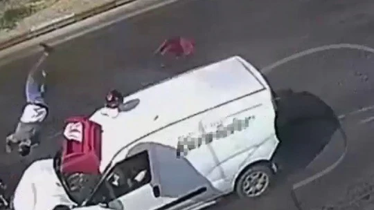 Feci kazada motosiklet sürücüsü havaya uçtu