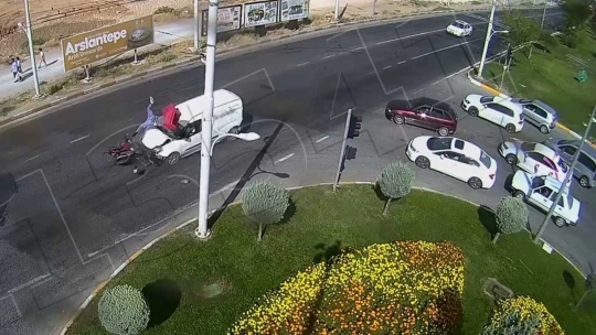 Feci kazada motosiklet sürücüsü havaya uçtu