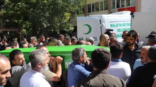 Feci kazada ölen 6 kişilik aile defnedildi