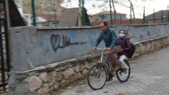 Fedakar baba, yürüyemeyen kızını 4 kilometre uzaklıktaki okula bisikletiyle götürüyor