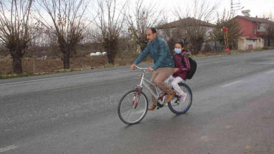 Fedakar baba, yürüyemeyen kızını 4 kilometre uzaklıktaki okula bisikletiyle götürüyor