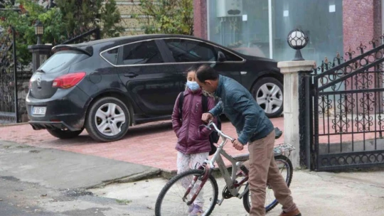 Fedakar baba, yürüyemeyen kızını 4 kilometre uzaklıktaki okula bisikletiyle götürüyor