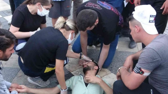 Fenalaşarak yere yığılan genç ekipleri harekete geçirdi