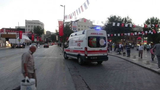 Fenalaşarak yere yığılan genç ekipleri harekete geçirdi