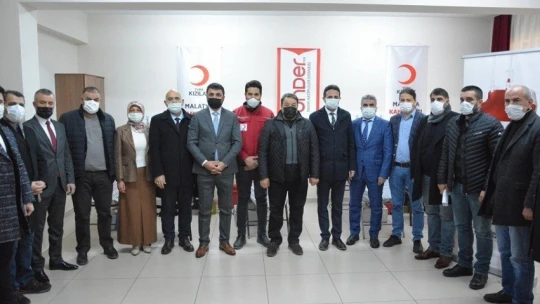 Fendoğlu kan verdi, tablet dağıttı