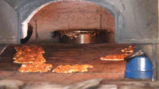 Fırıncıların 400 derece ateşin karşısında ekmek mücadelesi