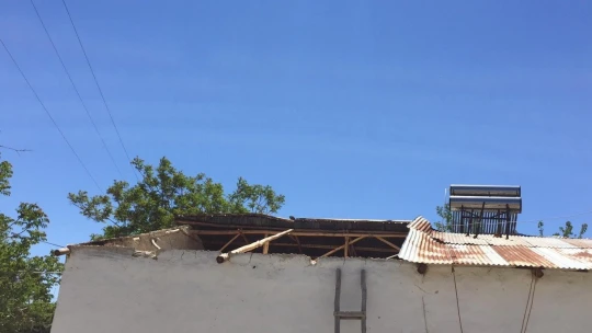 Fırtına, şehit annesinin evinin çatısını uçurdu