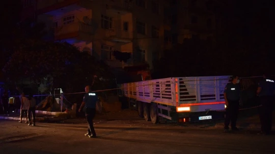 Freni boşalan tır ortalığı savaş alanına çevirdi