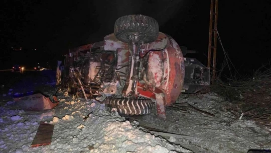 Freni patlayan vinç önce iki dükkana çarptı sonra şarampole yuvarlandı