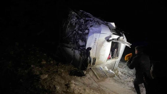 Freni patlayan vinç önce iki dükkana çarptı sonra şarampole yuvarlandı