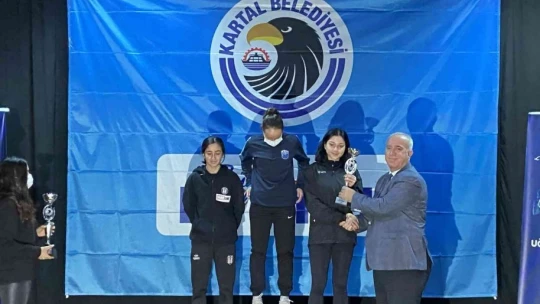 Gazeteci Uğur Mumcu için soğuğa aldırış etmeden koştular