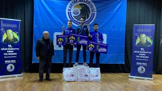 Gazeteci Uğur Mumcu için soğuğa aldırış etmeden koştular