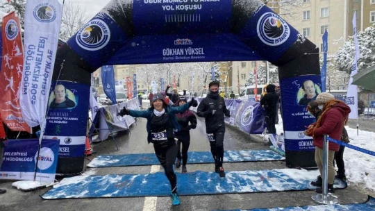 Gazeteci Uğur Mumcu için soğuğa aldırış etmeden koştular