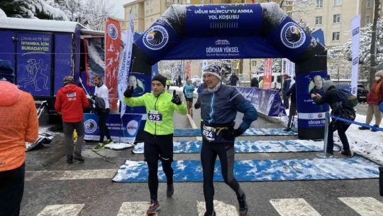 Gazeteci Uğur Mumcu için soğuğa aldırış etmeden koştular